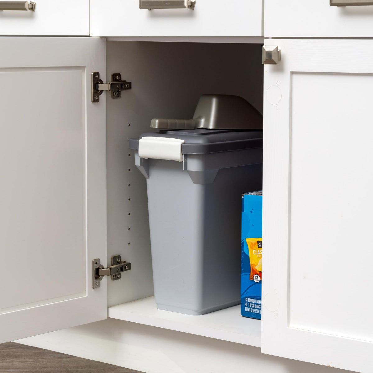 IRIS USA Dog Food Storage Container, Up to 13 lbs, Dark Gray, Made in USA | Includes 2-Cup Scoop, Airtight Seal, BPA-Free, Bird Seed, Cat food, Treats, Keeps Kibble Fresh, Pellets